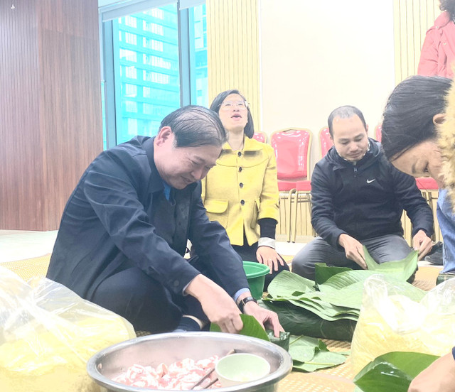 Tố chức gói bánh chưng nhân dịp Tết Giáp Thìn 2024 - Hình 2 To chuc goi banh chung nhan dip Tet Giap Thin 2024-Hinh-2