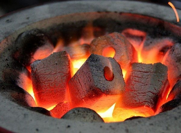 Đốt than củi sưởi ấm, 2 người suýt mất mạng Dot than cui suoi am, 2 nguoi suyt mat mang