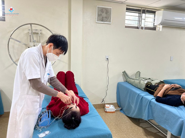 Bé 4 tuổi liệt dây thần kinh số 7 ngoại biên - Hình 2 Be 4 tuoi liet day than kinh so 7 ngoai bien-Hinh-2