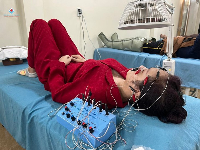 Bé 4 tuổi liệt dây thần kinh số 7 ngoại biên Be 4 tuoi liet day than kinh so 7 ngoai bien