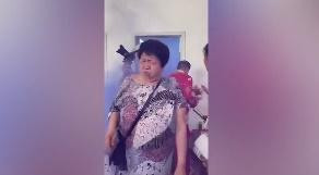 Hội bạn chơi khăm ở đám cưới, chú rể mặt đen xì bước ra khỏi phòng Hoi ban choi kham o dam cuoi, chu re mat den xi buoc ra khoi phong