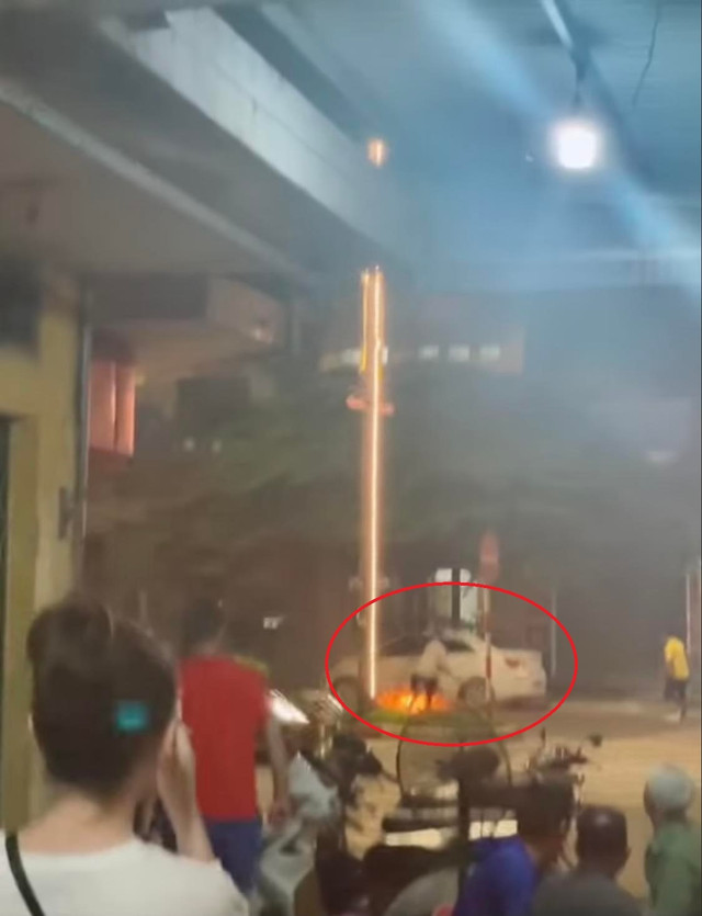 Xế sang bốc cháy dữ dội trên đường, lý do cực ngán ngẩm - Hình 3 Xe sang boc chay du doi tren duong, ly do cuc ngan ngam-Hinh-3