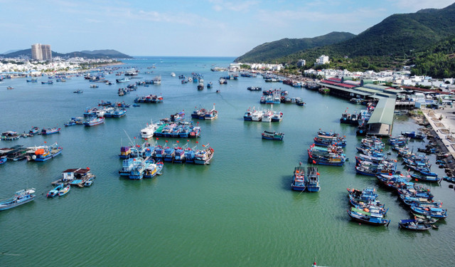 Hơn 50% tàu cá nằm bờ vì giá xăng dầu tăng kỷ lục Hon 50% tau ca nam bo vi gia xang dau tang ky luc