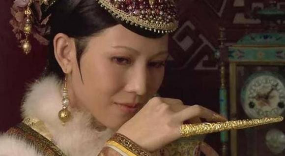 Tại sao các phi tần trong triều đại nhà Thanh đeo móng tay dài? - Hình 4 Tai sao cac phi tan trong trieu dai nha Thanh deo mong tay dai?-Hinh-4