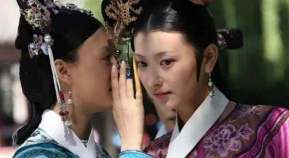 Tại sao các phi tần trong triều đại nhà Thanh đeo móng tay dài? - Hình 2 Tai sao cac phi tan trong trieu dai nha Thanh deo mong tay dai?-Hinh-2