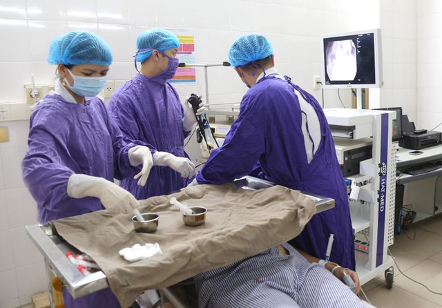 Đinh vít nhọn lạc trong phế quản người đàn ông 61 tuổi Dinh vit nhon lac trong phe quan nguoi dan ong 61 tuoi