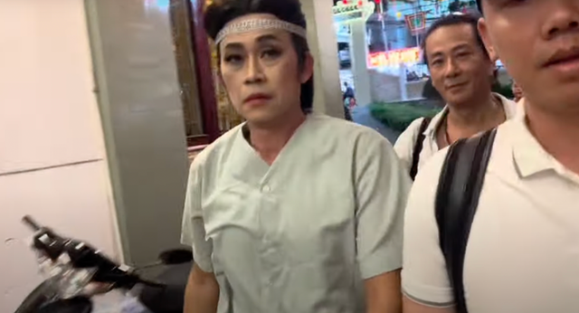 Hoài Linh từ chối khi bị YouTuber quay thẳng mặt Hoai Linh tu choi khi bi YouTuber quay thang mat
