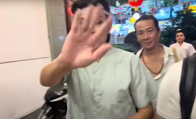 Hoài Linh từ chối khi bị YouTuber quay thẳng mặt - Hình 2 Hoai Linh tu choi khi bi YouTuber quay thang mat-Hinh-2