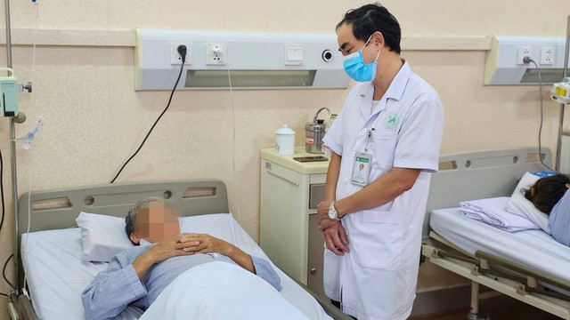 Làm ruộng liên tục ngoài trời nắng, người đàn ông suy thận cấp Lam ruong lien tuc ngoai troi nang, nguoi dan ong suy than cap