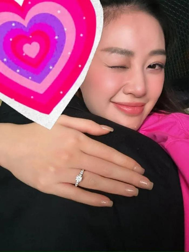Hoa hậu Khánh Vân được bạn trai cầu hôn Hoa hau Khanh Van duoc ban trai cau hon