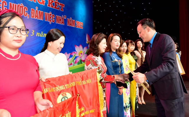Tôn vinh, tri ân nữ cán bộ, đoàn viên Công đoàn Thủ đô xuất sắc - Hình 7 Ton vinh, tri an nu can bo, doan vien Cong doan Thu do xuat sac-Hinh-7