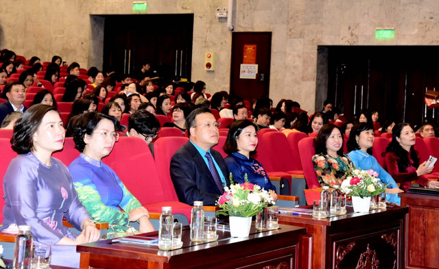 Tôn vinh, tri ân nữ cán bộ, đoàn viên Công đoàn Thủ đô xuất sắc Ton vinh, tri an nu can bo, doan vien Cong doan Thu do xuat sac