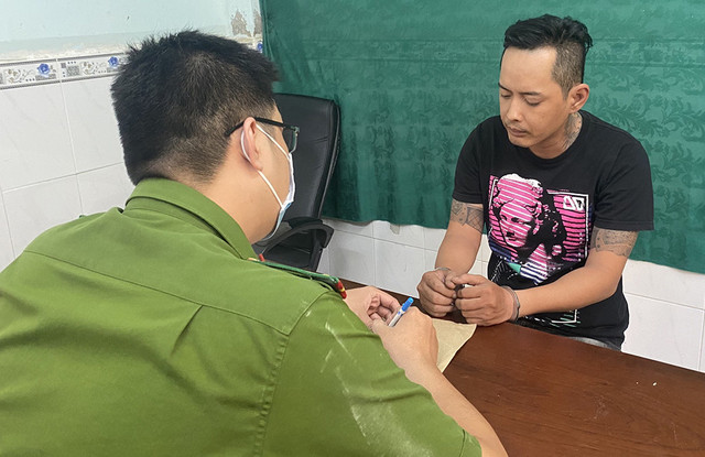 Hai nghi can vụ cướp ngân hàng ở TP HCM khai gì? - Hình 2 Hai nghi can vu cuop ngan hang o TP HCM khai gi?-Hinh-2
