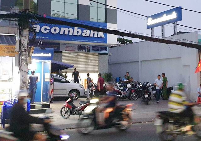 Hai nghi can vụ cướp ngân hàng ở TP HCM khai gì? - Hình 3 Hai nghi can vu cuop ngan hang o TP HCM khai gi?-Hinh-3