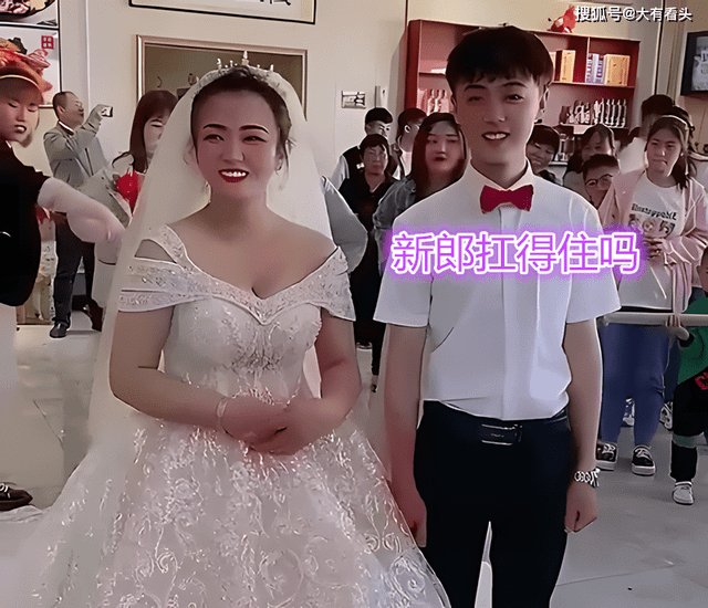 Chú rể 20 tuổi vui khi cưới được cô dâu gần bằng tuổi mẹ - Hình 2 Chu re 20 tuoi vui khi cuoi duoc co dau gan bang tuoi me-Hinh-2