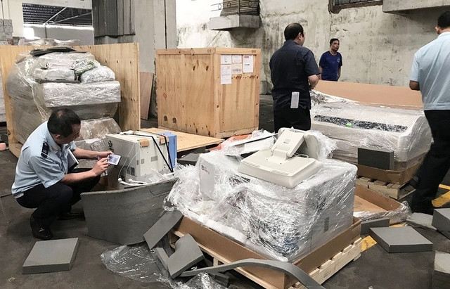 Cựu cảnh sát cầm đầu vụ nhập lậu hơn 1.200 container Cuu canh sat cam dau vu nhap lau hon 1.200 container