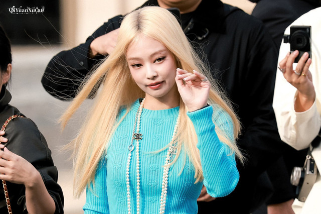 Jennie (BlackPink) bị chỉ trích vì diện quần ngắn cũn Jennie (BlackPink) bi chi trich vi dien quan ngan cun