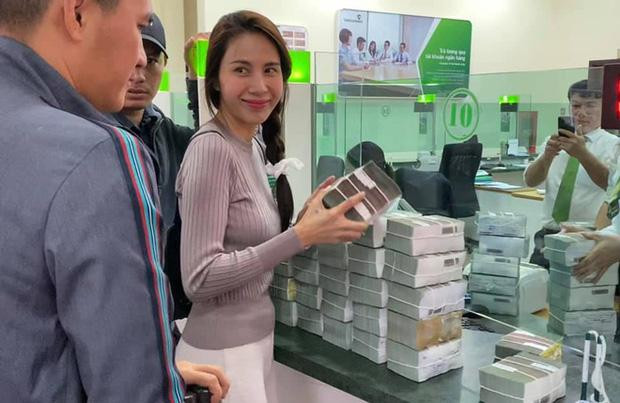 Thủy Tiên "nói một đằng, làm một nẻo" khi cứu trợ dân Quảng Ngãi? - Hình 2 Thuy Tien