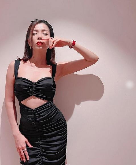 Đu trend "khoe nách" nhưng Lệ Quyên "trắng gì mà sáng thế" - Hình 4 Du trend