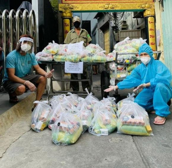 Việt Hương kể nỗi khổ làm từ thiện, bị dân ném gạch vào nhà - Hình 4 Viet Huong ke noi kho lam tu thien, bi dan nem gach vao nha-Hinh-4