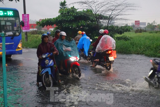 Nhiều tuyến đường TP HCM ngập nặng do mưa lớn kéo dài - Hình 5 Nhieu tuyen duong TP HCM ngap nang do mua lon keo dai-Hinh-5
