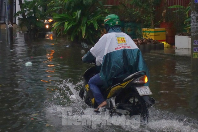 Nhiều tuyến đường TP HCM ngập nặng do mưa lớn kéo dài - Hình 2 Nhieu tuyen duong TP HCM ngap nang do mua lon keo dai-Hinh-2