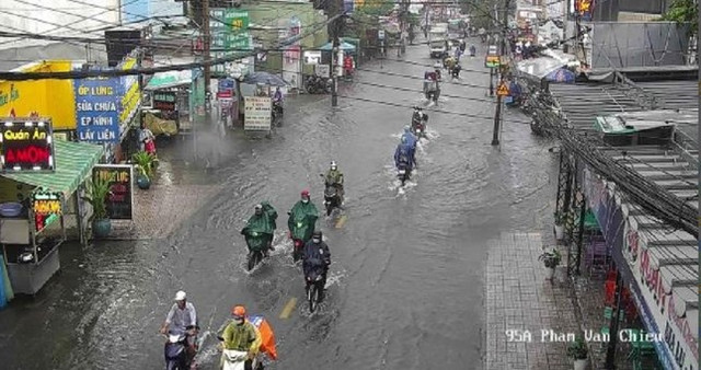 Nhiều tuyến đường TP HCM ngập nặng do mưa lớn kéo dài - Hình 3 Nhieu tuyen duong TP HCM ngap nang do mua lon keo dai-Hinh-3