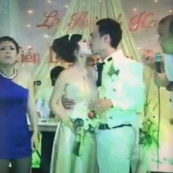Tiến Luật khoe lại clip hôn Thu Trang trong đám cưới 11 năm trước Tien Luat khoe lai clip hon Thu Trang trong dam cuoi 11 nam truoc