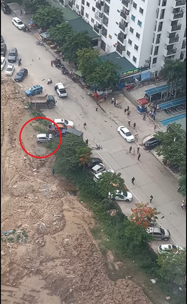 Hiện trường tan hoang vụ xe bán tải lao 'xuyên táo' hàng chục xe ô tô. - Hình 2 Hien truong tan hoang vu xe ban tai lao 'xuyen tao' hang chuc xe o to.-Hinh-2