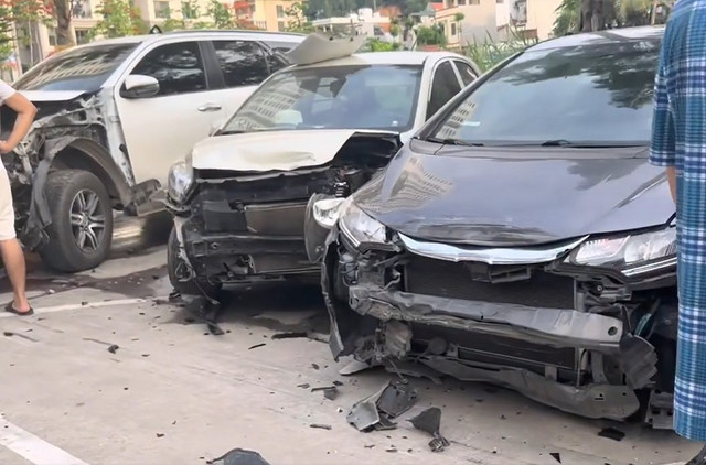 Hiện trường tan hoang vụ xe bán tải lao 'xuyên táo' hàng chục xe ô tô. Hien truong tan hoang vu xe ban tai lao 'xuyen tao' hang chuc xe o to.