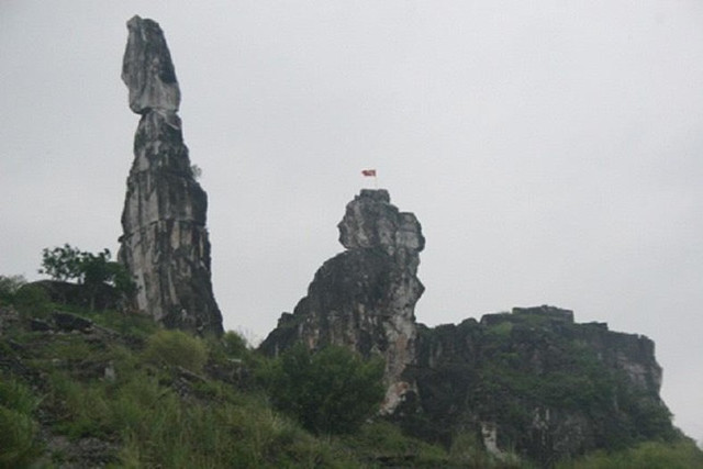 Thanh Hóa: Di tích Hòn Vọng Phu bị sét đánh Thanh Hoa: Di tich Hon Vong Phu bi set danh