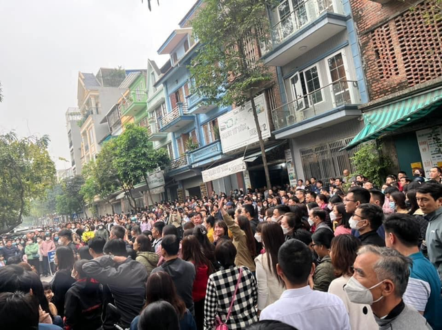 Hàng nghìn phụ huynh vây kín cổng trường ngày thi lớp 6 Lương Thế Vinh - Hình 2 Hang nghin phu huynh vay kin cong truong ngay thi lop 6 Luong The Vinh-Hinh-2