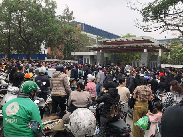 Hàng nghìn phụ huynh vây kín cổng trường ngày thi lớp 6 Lương Thế Vinh - Hình 3 Hang nghin phu huynh vay kin cong truong ngay thi lop 6 Luong The Vinh-Hinh-3