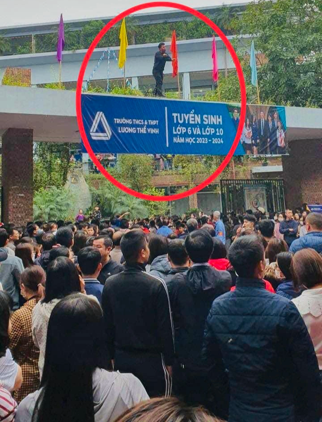 Hàng nghìn phụ huynh vây kín cổng trường ngày thi lớp 6 Lương Thế Vinh Hang nghin phu huynh vay kin cong truong ngay thi lop 6 Luong The Vinh