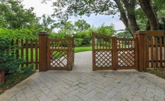 “Trước cửa có tam hồng, con cháu đời đời bần hàn”: Ba hồng là gì? - Hình 2 “Truoc cua co tam hong, con chau doi doi ban han”: Ba hong la gi?-Hinh-2