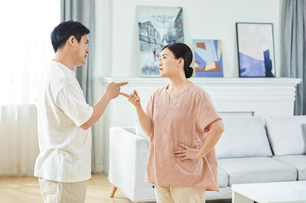 Không thể chịu đựng nổi khi vợ luôn thần tượng anh hàng xóm Khong the chiu dung noi khi vo luon than tuong anh hang xom