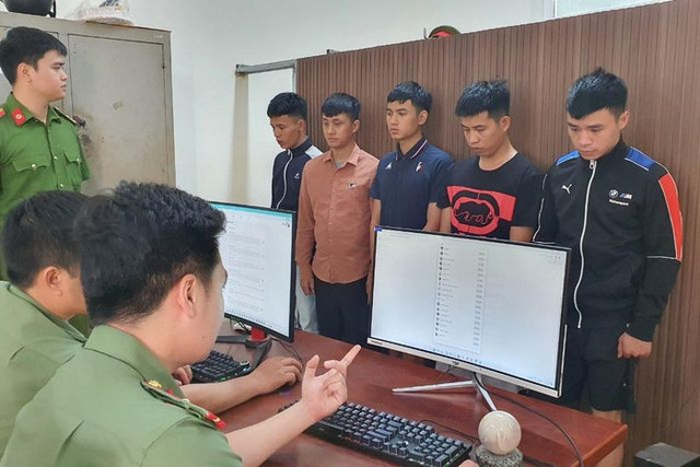 Bắt 5 đối tượng lừa đảo hơn 300 người trên mạng xã hội Bat 5 doi tuong lua dao hon 300 nguoi tren mang xa hoi