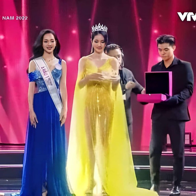 Á hậu Phương Anh xin lỗi về chiếc váy kém duyên gây ồn ào - Hình 2 A hau Phuong Anh xin loi ve chiec vay kem duyen gay on ao-Hinh-2