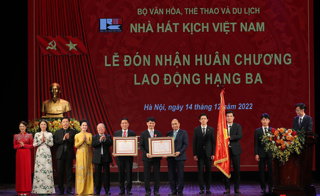 NSƯT Xuân Bắc nhận Huân chương Lao động hạng Ba NSUT Xuan Bac nhan Huan chuong Lao dong hang Ba