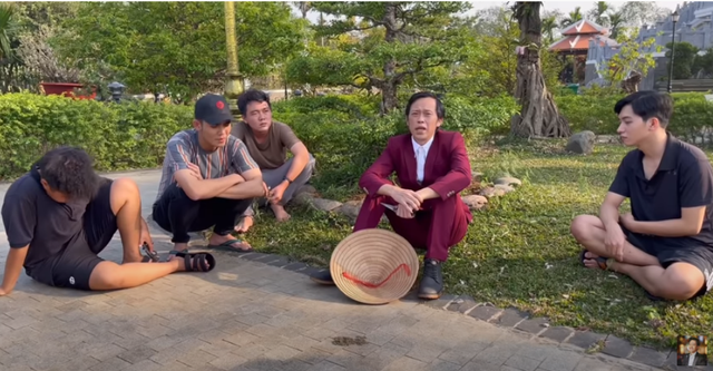 Hoài Linh mặc vest đỏ “lồng lộn” để đi... nhổ cỏ, làm vườn - Hình 2 Hoai Linh mac vest do “long lon” de di... nho co, lam vuon-Hinh-2