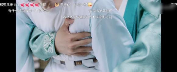 Tranh cãi cảnh phim Hứa Ngụy Châu động chạm ngực Cổ Lực Na Trát - Hình 2 Tranh cai canh phim Hua Nguy Chau dong cham nguc Co Luc Na Trat-Hinh-2