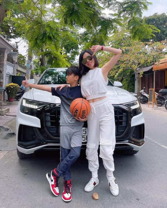 Con trai Lệ Quyên: Đi chơi trên siêu xe Audi, chân mang Air Jordan - Hình 2 Con trai Le Quyen: Di choi tren sieu xe Audi, chan mang Air Jordan-Hinh-2