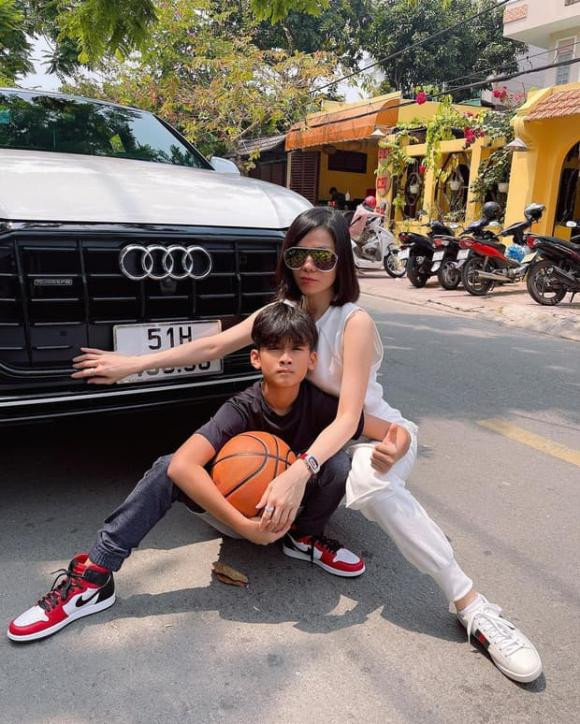 Con trai Lệ Quyên: Đi chơi trên siêu xe Audi, chân mang Air Jordan Con trai Le Quyen: Di choi tren sieu xe Audi, chan mang Air Jordan