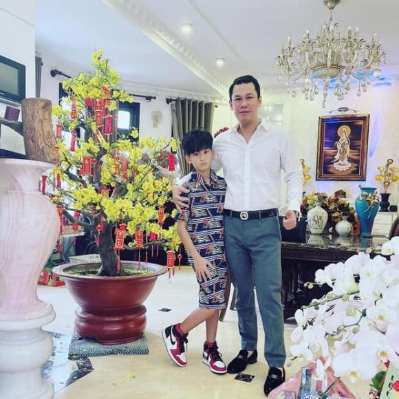 Con trai Lệ Quyên: Đi chơi trên siêu xe Audi, chân mang Air Jordan - Hình 4 Con trai Le Quyen: Di choi tren sieu xe Audi, chan mang Air Jordan-Hinh-4