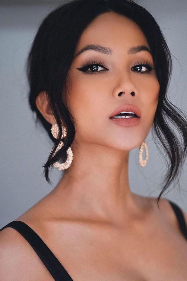 HHen Niê mặc đồ giản dị chuyển nghề sang phụ bán hủ tiếu - Hình 3 HHen Nie mac do gian di chuyen nghe sang phu ban hu tieu-Hinh-3