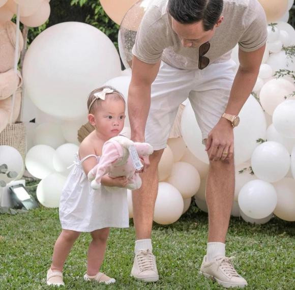 Hà Hồ tiết lộ thói quen "kì lạ" khi ngủ của con gái Lisa - Hình 8 Ha Ho tiet lo thoi quen