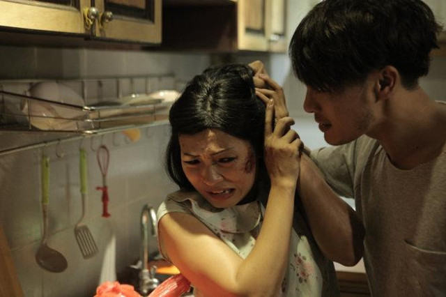 Chồng đánh đập, vợ bế con bỏ đi, nghe lời cầu xin mà ngán ngẩm Chong danh dap, vo be con bo di, nghe loi cau xin ma ngan ngam