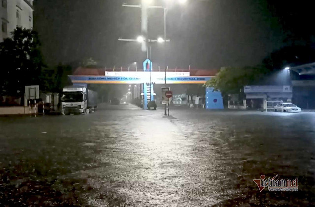 Mưa xối xả, đường phố Đà Nẵng ngập sâu, hàng loạt ôtô chết máy trong đêm - Hình 14 Mua xoi xa, duong pho Da Nang ngap sau, hang loat oto chet may trong dem-Hinh-14