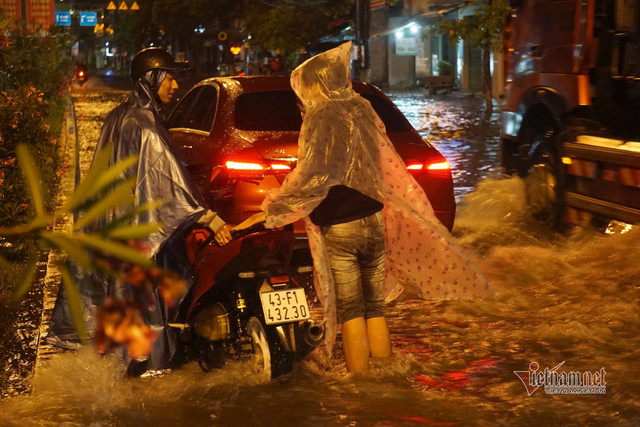 Mưa xối xả, đường phố Đà Nẵng ngập sâu, hàng loạt ôtô chết máy trong đêm - Hình 10 Mua xoi xa, duong pho Da Nang ngap sau, hang loat oto chet may trong dem-Hinh-10