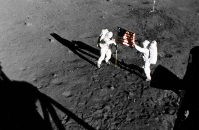 Số phận kỳ lạ của túi bụi Mặt Trăng tàu Apollo 11 mang về So phan ky la cua tui bui Mat Trang tau Apollo 11 mang ve